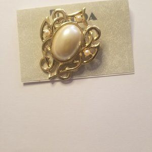 Pearl Brooch accessory